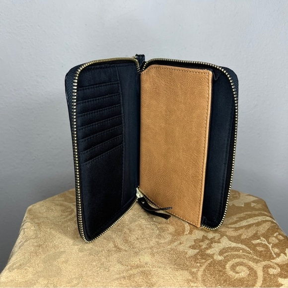 BLACK FAUX LEATHER WALLET WRISTLET ZIP AROUND VEGAN - Picture 4 of 6